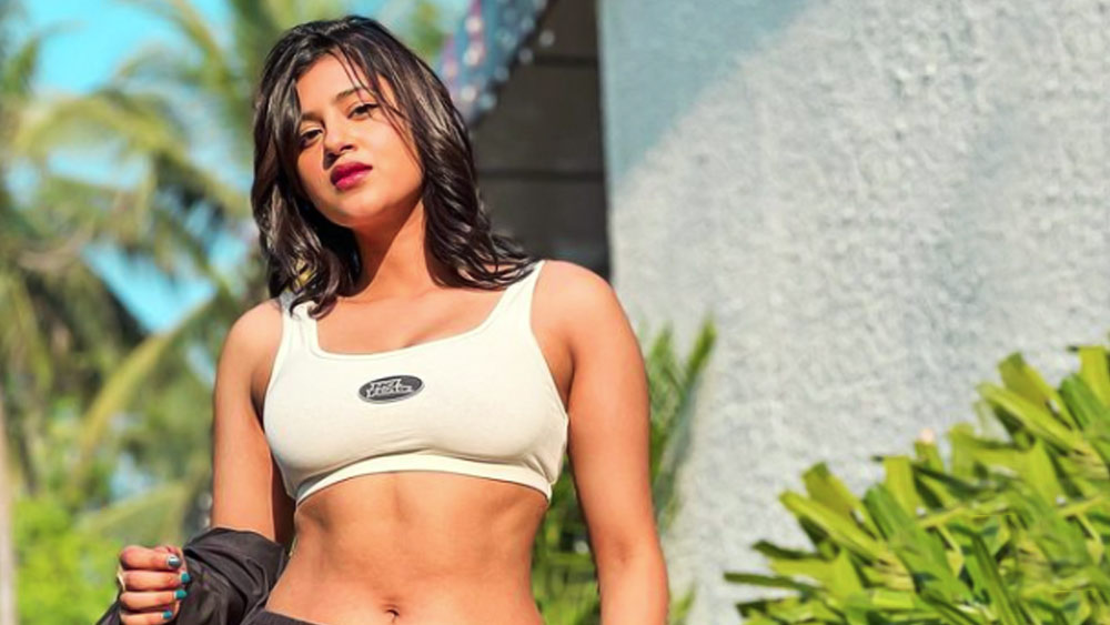 আজকাল অবশ্য নেটমাধ্যমে ভাইরাল একটি এমএমএস নিয়ে অঞ্জলির দিকে আঙুল তুলেছেন অনেকে। এক জোড়া যুগলের শরীরী মিলনের দৃশ্য ভেসে উঠেছে তাতে। অনেকের দাবি, ওই ভিডিয়ো ক্লিপের তরুণী আসলে অঞ্জলি।