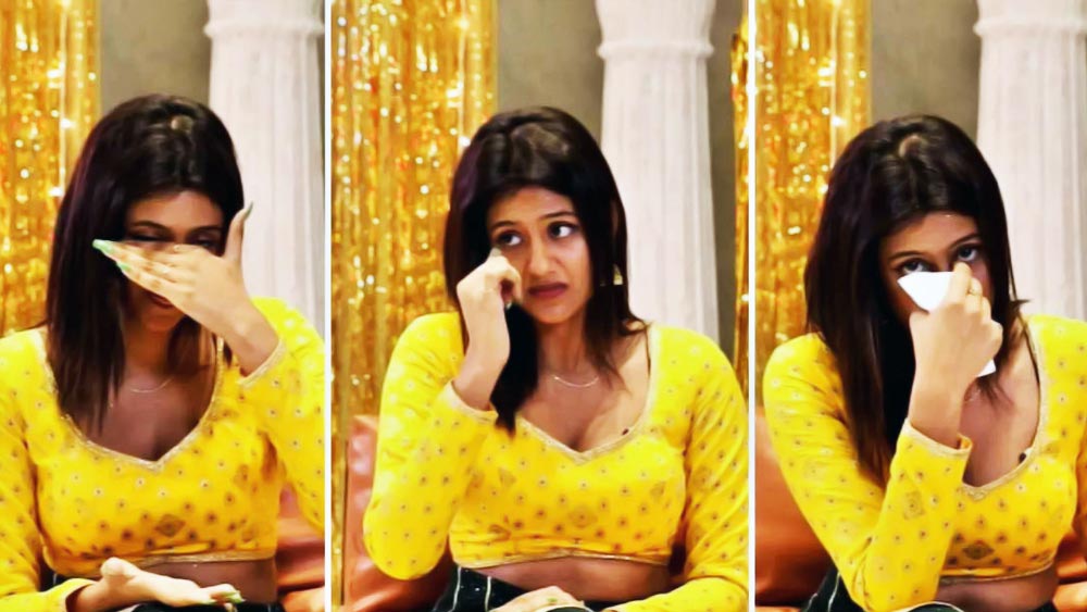 সত্যি নাকি?  ঝাঁকে ঝাঁকে প্রশ্নের তির এগিয়ে আসতেই ভেঙে পড়েছেন অঞ্জলি। ইউটিউবার সিদ্ধার্থ কাননের কাছে সাক্ষাৎকারে কেঁদেকেটে অঞ্জলির দাবি, তাঁর নামে কুৎসা রটানো হচ্ছে। মজা লুটতেই এ ভাবে তাঁর সম্মান নিয়ে ছিনিমিনি খেলা চলছে। সত্য-মিথ্যার বিচারের রায় আসার আগেই অবশ্য আবারও বিতর্কের ঘোলাজলে ডুবে গিয়েছেন অঞ্জলি!