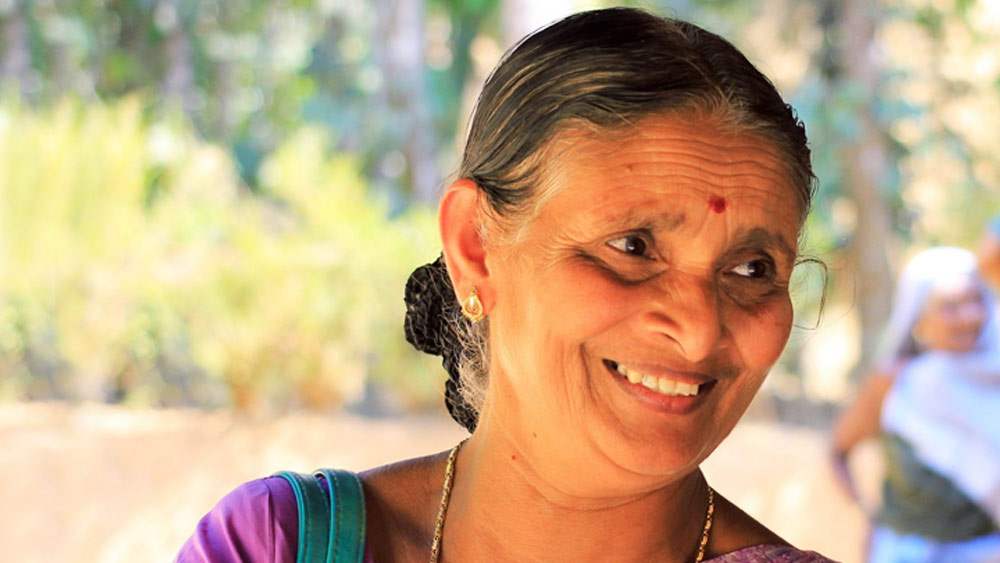 কেরলের ওয়েনাড় জেলা। ৬৩ বছর বয়সি রাধামণি কিলোমিটারের পর কিলোমিটার রাস্তা পায়ে হেঁটে মাত্র পাঁচ টাকার বিনিময়ে বই বিক্রি করেন। রাধারাণির আরও একটি নামও রয়েছে— ‘ওয়াকিং লাইব্রেরি’। আক্ষরিক অর্থে বলতে গেলে ‘চলমান গ্রন্থাগার’।