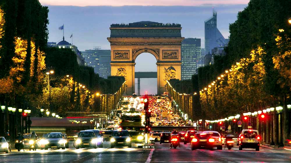 অবাক করা নাম! লাইব্রেরি আবার হাঁটতে-চলতে পারে নাকি? কিন্তু এই নামের প্রচলন বহু যুগ আগেই করা হয়েছে। ইউরোপীয় শহরগুলিতে রাস্তায় বেরোলে ‘ওয়াকিং লাইব্রেরি’ চাক্ষুষ দেখতে পাওয়ারও সম্ভাবনা ছিল প্রবল।