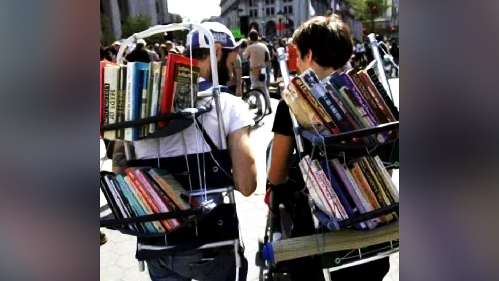 এই ধারণাই পরে পরিবর্তিত হয়। বইপ্রেমীরা এর পর পায়ে হেঁটে কোথাও ঘুরতে গেলে এ ভাবেই কাঁধে ব্যাগের মতো করে তাক তৈরি করে বই নিতে যেতেন। বিশ্রামস্থলে বসে বই পড়তেন তাঁরা।