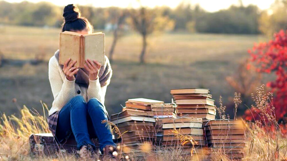 এই অভ্যাস পথের ক্লান্তি তো দূর করত বটেই, এ ছাড়াও অনেকে বলতেন যে, তাঁরা যখন দীর্ঘ সময়ের জন্য যাত্রা করেন, চলার পথে কখনও পাহাড়, কখনও সমুদ্র কখনও বা ঘন সবুজ জঙ্গল পড়ে। অনবরত পারিপার্শ্বিক পরিবেশের এই বদল, বইয়ের মূল বিষয়বস্তু— সব মিলিয়ে পাঠকের মননেও প্রভাব ফেলে।