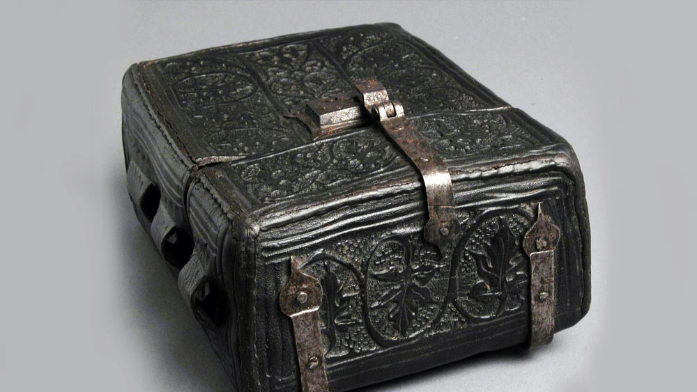 কিন্তু বেশি পরিমাণে বই নিয়ে যাওয়ার জন্যেও বড় আকারের বাক্স তৈরি করা হয়। কাঠের বাক্সের মধ্যে নিজের পছন্দের বইয়ের মিনিয়েচার তৈরি করে এমন ভাবে চামড়া দিয়ে মোড়ানো থাকত যে বই-ভর্তি ওই বাক্সকে একটি বইয়ের মতোই দেখতে লাগত। বর্তমানে অবশ্য এই বাক্সটি ব্রিটেনের ইউনিভার্সিটি অব লিডসের সংগ্রহে রয়েছে।