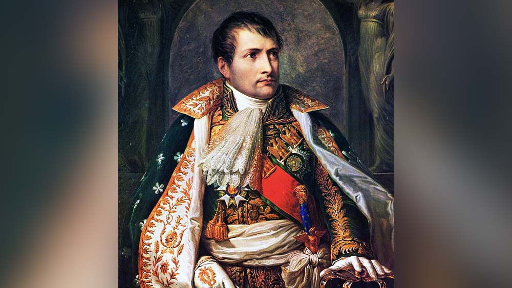 ১৮৮৫ সালে স্যাক্রামান্টো ডেইলি ইউনিয়নে প্রকাশিত একটি নিবন্ধ থেকে জানা যায়, নেপোলিয়ন বোনাপার্ট ৬০টি বই রাখার মতো একটি ‘ট্রাভেলিং লাইব্রেরি’ বানানোর বন্দোবস্ত করেছিলেন। তাঁকে সহায়তা করেছিলেন ল্যুভর লাইব্রেরির দায়িত্বে থাকা এম লুই বার্বিয়ার।