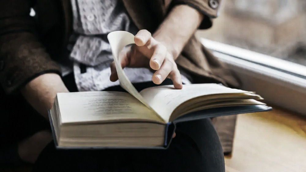 এই প্রসঙ্গে অস্টিন ক্লেয়ন জানিয়েছেন, নেপোলিয়নের বিশেষ অনুরোধ ছিল যে, তাঁর পছন্দের বইগুলিকে যেন পাঁচশো থেকে ছয়শো পাতার  মধ্যে থাকা হয়। বইগুলি এমনভাবে মুড়ে রাখা হত, যেন তা পড়ার সময় অসুবিধা না হয়, আবার যাত্রার সময়েও বইয়ের কোনও ক্ষতি না হয়।