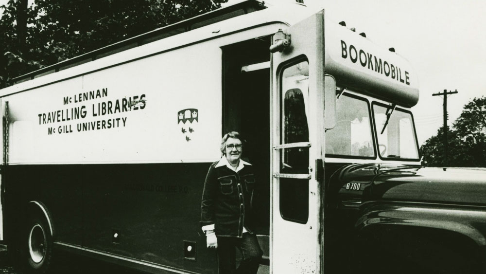 পরে এই ‘ট্রাভেলিং লাইব্রেরি’ অন্য উপলক্ষে ব্যবহৃত হত। গ্রামীণ এলাকা থেকে শুরু করে স্কুলের সামনে গাড়ি করে বই নিয়ে যাওয়া হত। সেখান থেকেই কম দামে নিজেদের পছন্দমতো বই কিনতেন সকলে।