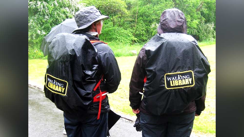 ‘ওয়াকিং লাইব্রেরি’র এই পুরনো প্রথা উদ্‌যাপন করতে ২০১২ সালে বেলজিয়ামের উত্তর থেকে দক্ষিণ সীমানা পর্যন্ত মোট ৩৩৩ কিলোমিটার রাস্তা কাঁধে বই নিয়ে হেঁটে গিয়েছিলেন সাইডওয়েজ ফেস্টিভ্যালে অংশগ্রহণকারীরা।