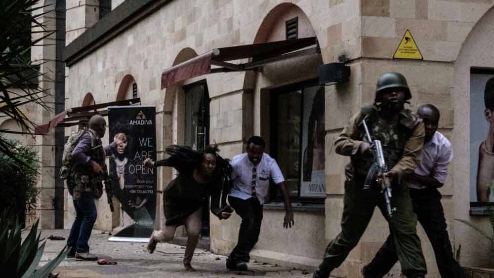 ২০১৩-র সেপ্টেম্বরে নাইরোবির একটি শপিং মলে ২৬/১১ মুম্বই সন্ত্রাসের ধাঁচে হামলা চালিয়েছিল আল শাবাব। টানা তিন দিনের সংঘর্ষে জঙ্গি, সেনা, সাধারণ নাগরিক-সহ মোট ৭১ জন নিহত হয়েছিলেন।