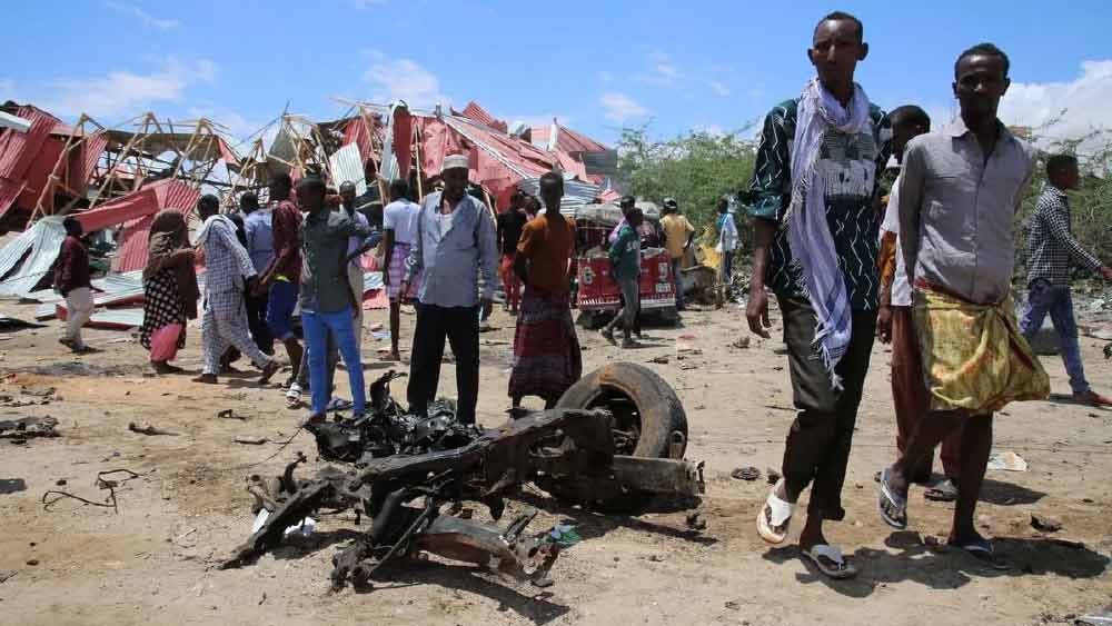 আল শাবাব ফিদায়েঁদের সবচেয়ে বড় হামলা ২০১৭-র এপ্রিলে, মোগাদিসুতে। সে বারও সোমালিয়ার রাজধানীর একটি হোটেল ছিল নিশানা। ট্রাকবোমার বিস্ফোরণের বলি হয়েছিলেন ২৩৭ জন।