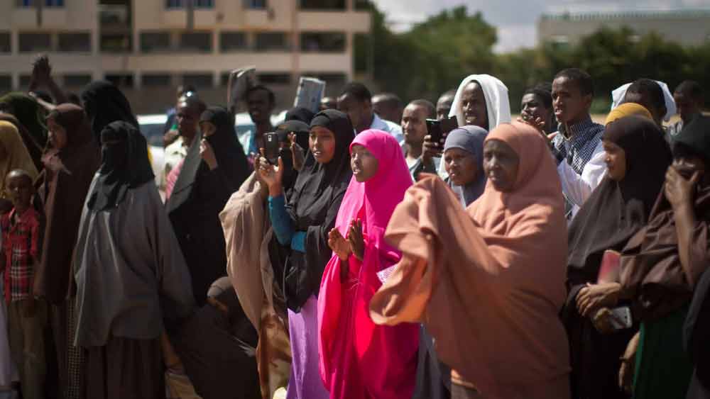 নিয়ন্ত্রিত এলাকা থেকে ‘রংরুট’ জিহাদি সংগ্রহের পাশাপাশি পরবর্তী প্রজন্মের যোদ্ধা সরবরাহের বন্দোবস্তও থাকে। আর সে জন্য জোর করে মেয়েদের তুলে এনে বানানো হয় যৌনদাসী।