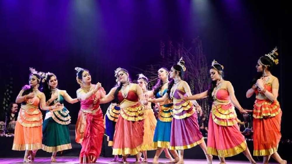 কলকাতায় ভারতীয় জাদুঘরে সঙ্গীদের নিয়ে ‘মায়ার খেলা’ উপস্থাপনা করেন ডোনা। 