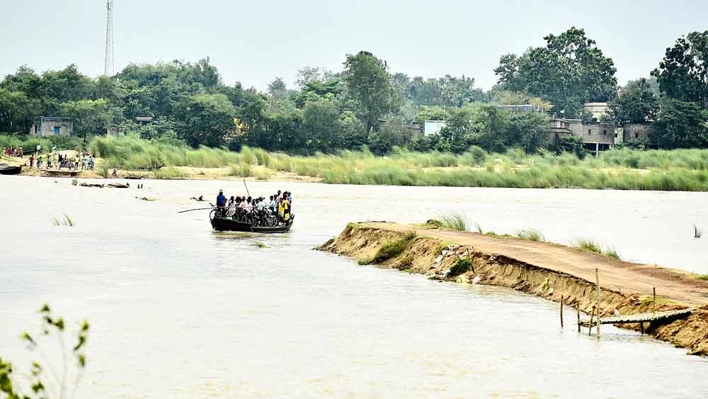 ভারী বৃষ্টিতে ফুঁসছে দ্বারকেশ্বর। অস্থায়ী রাস্তা ভেসে গিয়ে বিচ্ছিন্ন হয়ে গিয়েছে বিষ্ণুপুরের প্রকাশগ্রাম ও গোপালপুর।   