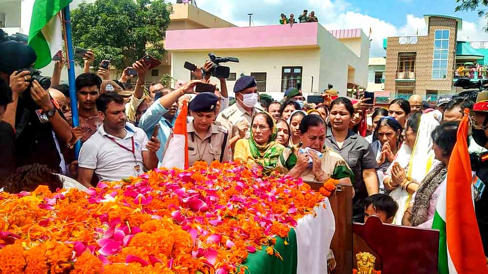 অবশেষে ফিরলেন কবিতা-ববিতার বাবা। তবে সশরীরে নয়। ফিরেছে তাঁর নিথর দেহ। ৩৮ বছর পর! প্রায় চার দশক ধরে কবিতা-ববিতার বাবা তথা ভারতীয় সেনাবাহিনীর ল্যান্সনায়েক চন্দ্রশেখর হরবোলার দেহ চাপা পড়েছিল সিয়াচেনের হিমবাহের তুষারে।