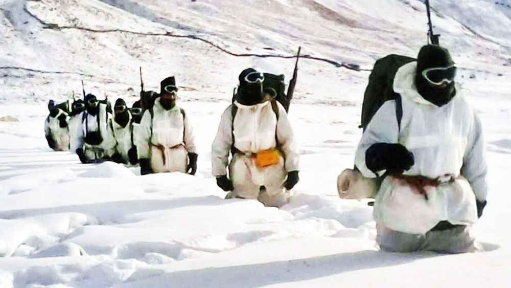 ভারতীয় সেনা সূত্রে জানানো হয়েছে, গত সপ্তাহে সিয়াচেনে রুটিন টহলদারির সময় একটি বাঙ্কারের ভিতরে এক জনের দেহ পড়ে থাকতে দেখেন জওয়ানেরা। সেখানে পড়ে থাকা একটি ধাতব পাতে খোদিত ছিল ল্যান্সনায়েকের আইডি নম্বর। সমস্ত রেকর্ড খতিয়ে দেখে সেনা কর্তৃপক্ষ নিশ্চিত হন, দেহটি চন্দ্রশেখরেরই।