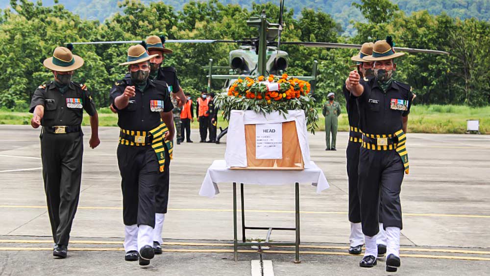 এত দিন ধরে কবিতারা এই আশায় বেঁচেছেন যে হয়তো তাঁদের বাবা বেঁচে রয়েছেন। হয়তো তাঁদের বাবাকে পাক সেনারা বন্দি করে রেখেছেন। হয়তো কোনও এক দিন তিনি ফিরে আসবেন। তবে উত্তরাখণ্ডের হলদোয়ানি জেলায় সে খবর আর আসেনি। উল্টে এসেছে কফিনবন্দি দেহ। সেখানেই পূর্ণ সামরিক মর্যাদায় ল্যান্সনায়েক চন্দ্রশেখরের অন্ত্যেষ্টি করা হয়েছে।