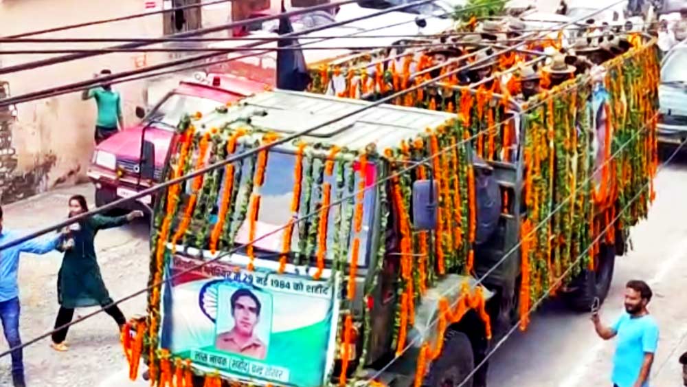 সংসার চালানোর জন্য বাগেশ্বর জেলায় এক সরকারি হাসপাতালে নার্সের কাজ করতেন শান্তিদেবী। মেয়েদের পড়াশোনায় নজর দিতে নতুন করে সংসার পাতার কথা ভাবারও ফুরসত হয়নি।