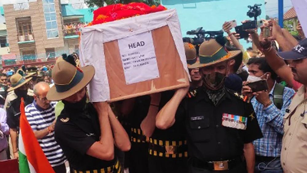 ল্যান্সনায়েকের ভাইপো হরিশচন্দ্র হরবোলা জানিয়েছেন, সেনাবাহিনীর তরফে কাকার মৃত্যুর খবর জেনে হতবাক হয়ে গিয়েছিলেন তাঁরা। তবে শোকের মধ্যেও গর্বিত ল্যান্সনায়েকের আত্মীয়পরিজনেরা। দেশের জন্য প্রাণ গিয়েছে চন্দ্রশেখরের।