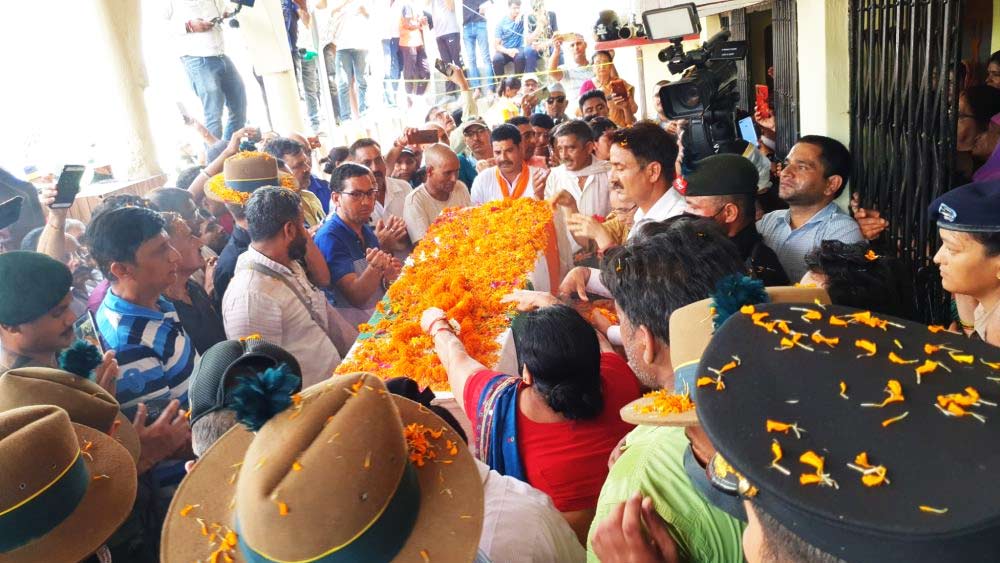 সে দিনের সেই ছোট্ট মেয়েরা আজ মধ্যবয়সে পৌঁছেছেন। ৪৬-এর কবিতা এবং ৪২-এর ববিতার সঙ্গে স্বামীর শেষকৃত্যে ছিলেন শান্তিদেবীও। ৬৩ বছরের সেই মহিলার সঙ্গে ল্যান্সনায়েকের দেহ নিতে ভেঙে পড়েছিল গোটা এলাকা। শেষ শ্রদ্ধা জানানোর সময় বার বারই সমবেত ধ্বনি উঠেছে— ‘ল্যান্সনায়েক অমর রহে’।