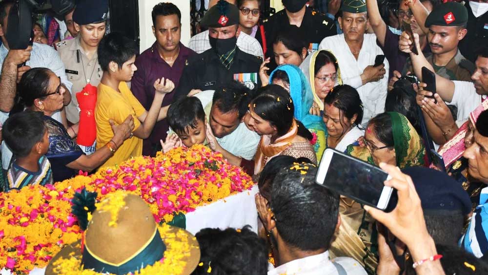 গোটা এলাকার বাসিন্দাদের মতোই কান্নাভেজা চোখে বাবাকে বিদায় জানিয়েছেন কবিতা এবং ববিতা। প্রায় চার দশক ধরে যে প্রশ্নের জবাব চাইতেন তাঁরা, তা-ও পেয়ে গিয়েছেন তাঁরা। তবে সে জবাব যে এ ভাবে আসবে, তা কল্পনাও করতে পারেননি কবিতারা!