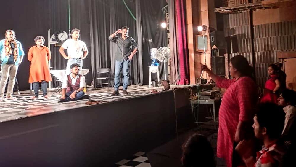 প্রস্তুতি তদারকি করছেন সোহিনী