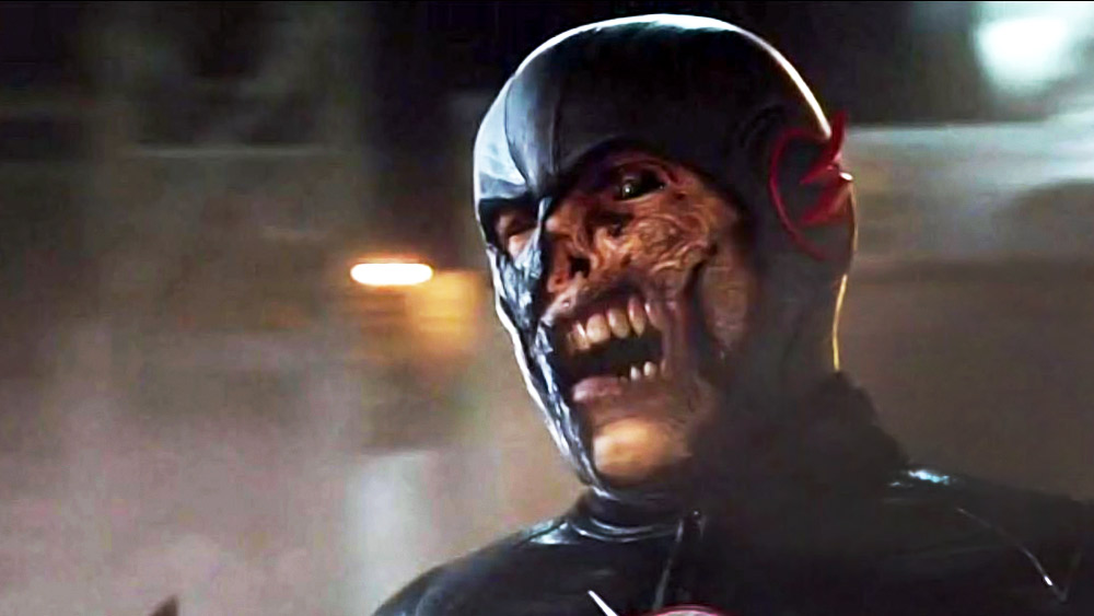 সাধারণ মানুষের তুলনায় অনেকটাই লম্বা।পরনে কালো জামা। চোখ দুটো দেখলে মনে হয় কালো রঙের গর্ত। চোখের মণি রুপোলি রঙের।