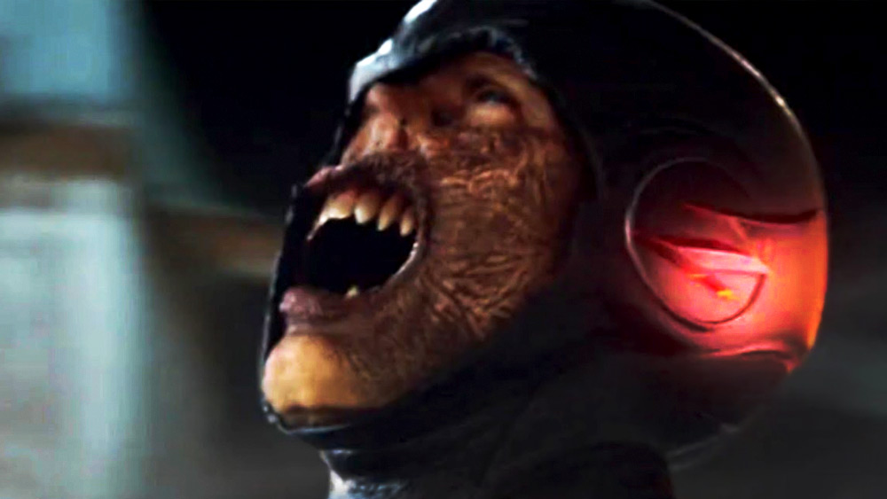 রাস্তায় কেউ হেঁটে গেলে তিনি জোরে দৌড়ে তাঁর সামনে এসে মুখ দিয়ে অদ্ভুত আওয়াজ বার করে কিছু বলেন। কারণ ছাড়াই জোরে জোরে হাসেন।