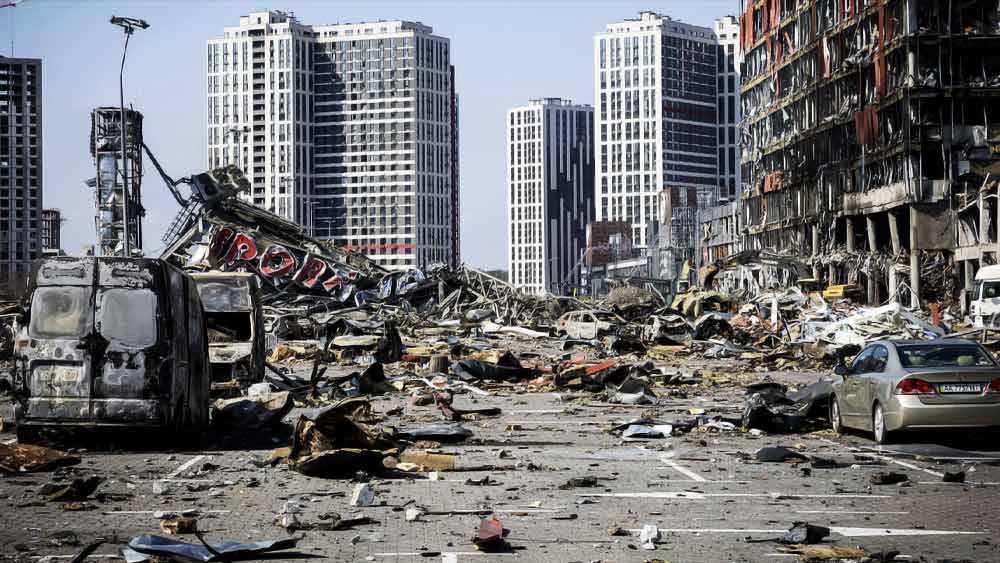 ২৪ ফেব্রুয়ারির ভোরে যুদ্ধ শুরু হওয়ার পর ধীরে ধীরে ফাঁকা হয়ে গিয়েছে ইউক্রেনের বহু শহর। কিভেরও একই হাল। রুশ সেনাদের হামলার হাত থেকে বাঁচতে শহর ছেড়ে নিরাপদ আশ্রয়ে সরে গিয়েছিলেন কিভের বহু বাসিন্দা। শহর জুড়ে ব্যারিকেডের সারি। রাস্তায় সেনার বুটের আওয়াজ।