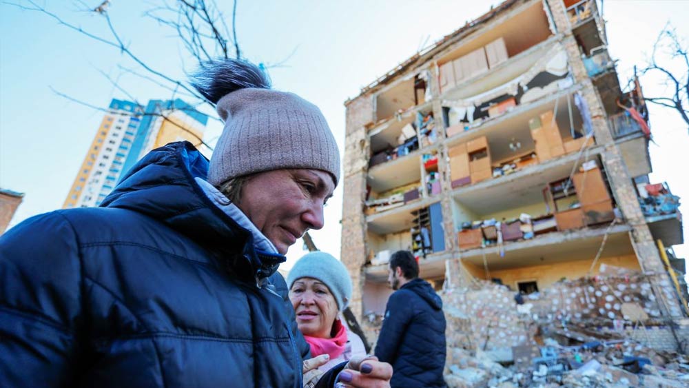 মাস ছয়েক পর কিভের ছবিটা বদলাতে শুরু করেছে। এই মুহূর্তে রুশদের আক্রমণ মূলত ইউক্রেনের পূর্ব প্রান্তে গিয়ে জমাট বেঁধেছে। ফলে দেশের উত্তর-মধ্য প্রান্তে থাকা কিভের ৩৫ লক্ষ বাসিন্দার অনেকেই ধীরে ধীরে নিজেদের বাড়িতে ফিরছেন।