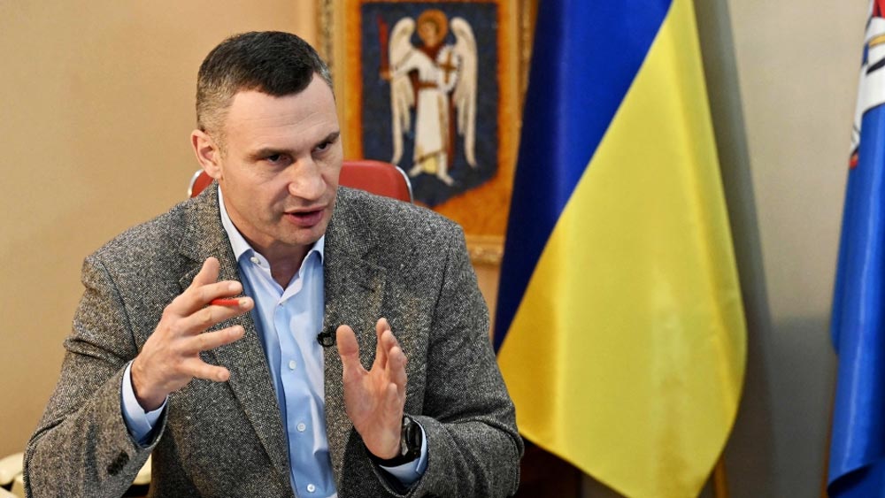 কিভের মেয়র ভিতালি ক্লিটসকো জানিয়েছেন, মে মাসের মাঝামাঝি দুই-তৃতীয়াংশ নাগরিক শহরে ফিরে এসেছেন। নাগরিকদের বাড়ির দরজার মতোই খুলছে নাইটক্লাব, রেস্তরাঁ, ক্যাসিনো, পানশালা, স্ট্রিপ ক্লাবগুলি। লোক জমতে শুরু করেছে অপেরা হাউস, থিয়েটার হল, আর্ট গ্যালারি, মিউজিয়াম, শপিং মলগুলিতেও।