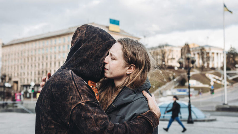 মাসখানেক আগেও অবশ্য অন্য ছবি দেখা যেত। সব কিছু বন্ধ। খোলা থাকত শুধুমাত্র শপিং মল, সুপারমার্কেট এবং ওষুধের দোকানগুলি। কিভের রাস্তায় ইউক্রেনীয় সেনাদের আনাগোনা ছাড়া প্রায় দেখাই যেত না বাসিন্দাদের।