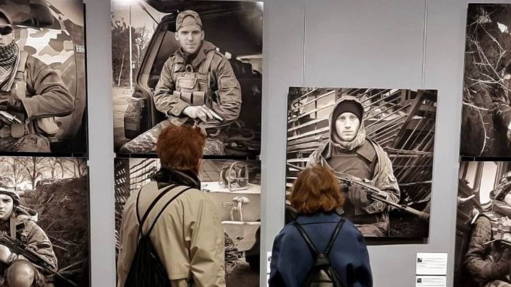 কিভের থেকে শত শত মাইল দূরে এখনও যুদ্ধ চলছে। তবে শহরের রাস্তাঘাট দেখে যুদ্ধের আঁচ পাওয়া মুশকিল। শহরজোড়া গাড়িঘোড়ার দাপটে আগের মতোই যানজট। রেস্তরাঁগুলিতে তিলধারণের জায়গা নেই। আর্ট গ্যালারিতে উদ্বোধন করা হচ্ছে নিত্যনতুন শিল্পকর্মের। 