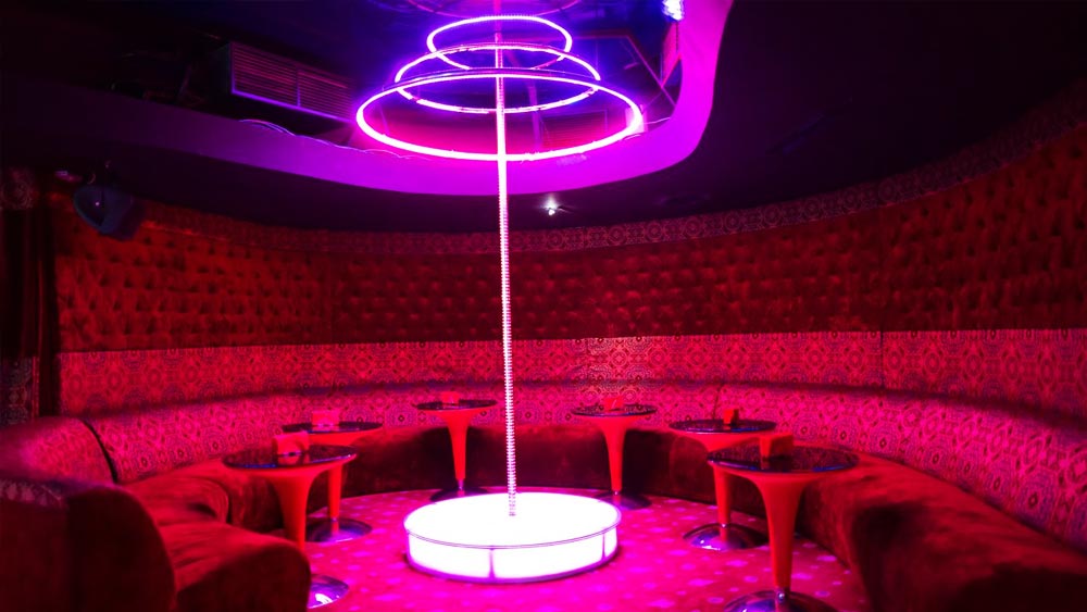 এক সময় রাতভর খোলা থাকত কিভের স্ট্রিপ ক্লাবগুলি। প্যারিস হিলটনের মতো হলিউড তারকাও ইউক্রেন সফরে এসে এ শহরের নিশিঠেকে সময় কাটিয়ে গিয়েছেন। 