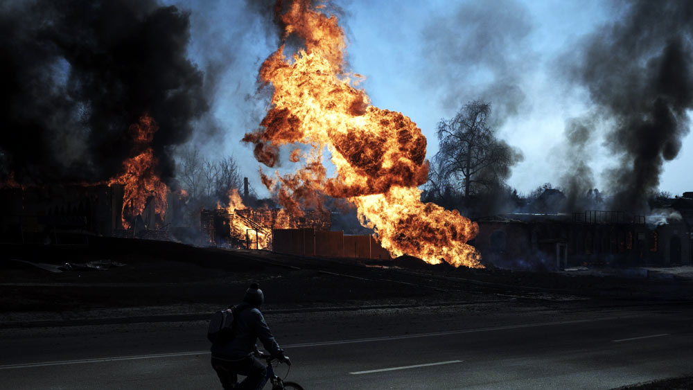 রাশিয়ার বিরুদ্ধে যুদ্ধ শুরু হওয়ার পর থেকেই মার খেয়েছে কিভের নিশিঠেকগুলির ব্যবসা। যুদ্ধ শুরুর পর থেকেই এখনও রাত্রিকালীন কার্ফু চলছে। রাত ১০টা বাজলেই ক্লাব, রেস্তরাঁ বন্ধ করে দিতে হয়। কারণ, রাত ১১টা থেকে ভোর ৫টা পর্যন্ত চলে কার্ফু। পুলিশি টহলদারি ছাড়া লোকজনের দেখা পাওয়া ভার। 