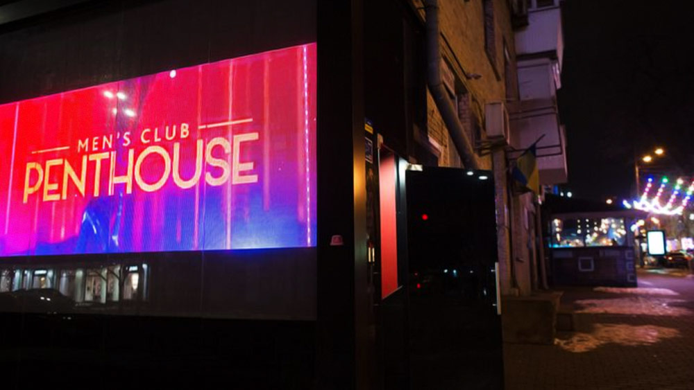 কিভের পরিস্থিতি যে আগের অবস্থায় ফিরে আসছে, তার ইঙ্গিত দিচ্ছে নিশিঠেকগুলির ঢালাও বিজ্ঞাপন। গ্রাহকদের হাতছানি দিতে শহরের বিলবোর্ড জুড়ে তার ছবি ভেসে উঠেছে। 