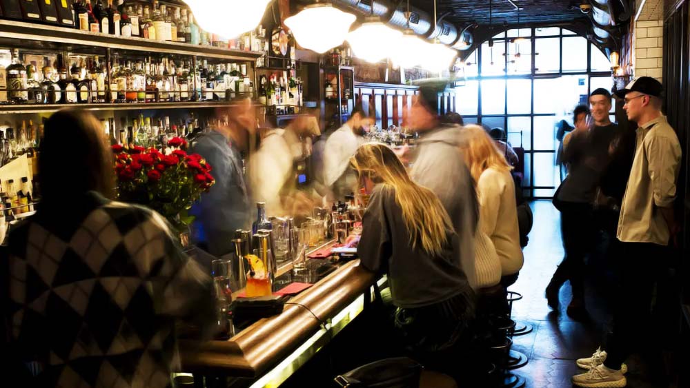 জুন থেকেই জমাটি আসর বসছে কিভের স্ট্রিপ ক্লাবগুলিতে। মধ্য কিভের বেসমেন্টে ‘পেন্টহাউস স্ট্রিপ ক্লাব’ও তার ব্যতিক্রম নয়। বেসমেন্টে ওই ক্লাবের দেওয়াল নিরাবরণ যুবতীর ছবিতে ছয়লাপ।