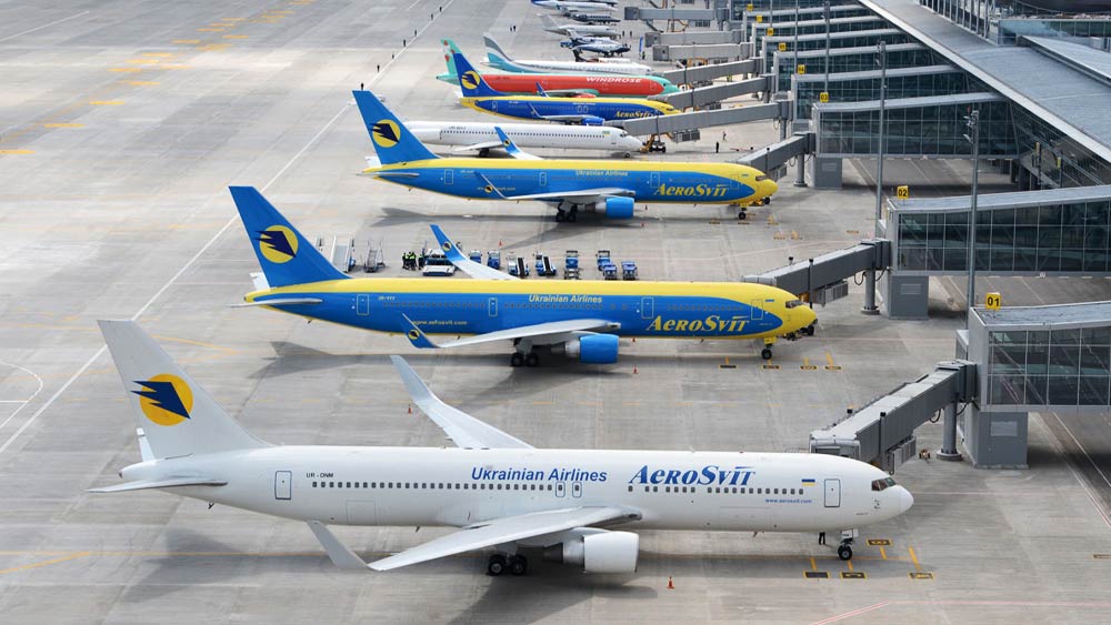 যুদ্ধের জেরে ইউক্রেনে অসামরিক বিমান পরিষেবা বন্ধ। ফলে বিদেশি পর্যটকদের অভাবে কিছুটা হলেও মার খাচ্ছে স্ট্রিপ ক্লাবগুলির ব্যবসা। পর্যটনশিল্পে ধাক্কা লাগায় তার প্রভাব পড়েছে দেশের অর্থনীতিতেও। আগের মতো পসার জমাতে যে সময় লাগবে, তা বুঝতে পারছে ক্লাবগুলি।