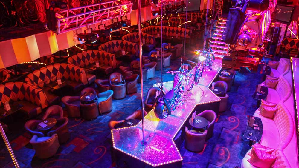 যুদ্ধ, অর্থনীতির বেহাল দশা— এ সব সত্ত্বেও বাঁচার লড়াই থামাতে চান না নাতালি। স্ট্রিপ ক্লাবের ম্যানেজারি করে সংসার চলে তাঁর। সংবাদমাধ্যমের কাছে নিজের পদবি জানাতে চাননি তিনি। ব্যবসার বেহাল দশা নিয়ে নাতালি বলেন, ‘‘বুঝতেই পারছেন, লোকজনের মনমেজাজ ভাল নেই। তবে যে করেই হোক, আমাদের এগিয়ে যেতে হবে।’’ 