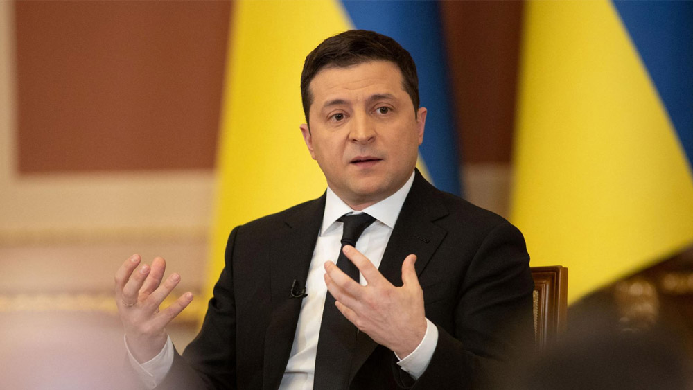 নাতালির মতোই আশাবাদী ইউক্রেনের প্রেসিডেন্ট ভলোদিমির জেলেনস্কিও। সেই সঙ্গে কিভবাসীরা যে ঘুরে দাঁড়ানোর চেষ্টা করছেন, তাতেও আশার আলো দেখতে পাচ্ছেন তিনি। জেলেনস্কি বলেন, ‘‘ওঁরা বেঁচে রয়েছেন। জীবন যে প্রবহমান, তার স্বাদও নিতে চান ওঁরা। আপনি তো সব সময় হতাশাগ্রস্ত হয়ে বসে থাকতে পারেন না। এবং এটা আমাদের দেশের অর্থনীতির পক্ষেও সুখের কথা।’’