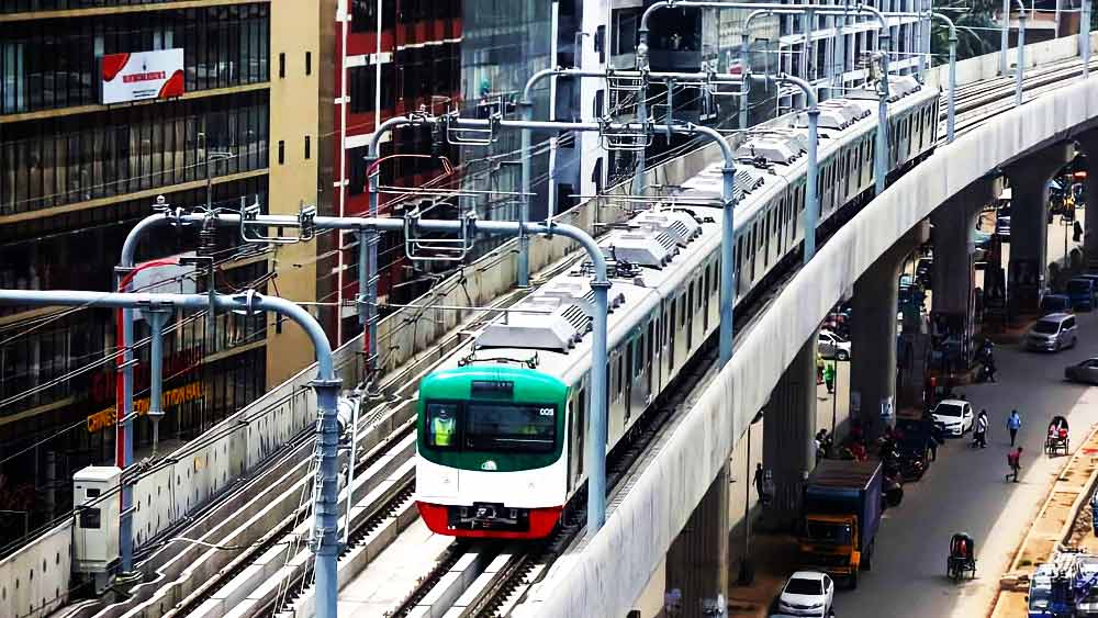 মেট্রো স্টেশনের সিঁড়ি বা লিফটের একেবারে কাছেই নিজেদের ব্যক্তিগত গাড়ি রাখতে পারবেন যাত্রীরা। বাস, ট্যাক্সি, অটোয় চড়া যাত্রীরাও স্টেশনের কাছে নামতে পারবেন। যাত্রী সাধারণের স্বাচ্ছন্দ্যে এমন বিশেষ ব্যবস্থা তৈরি হচ্ছে ঢাকা মেট্রোয়। 