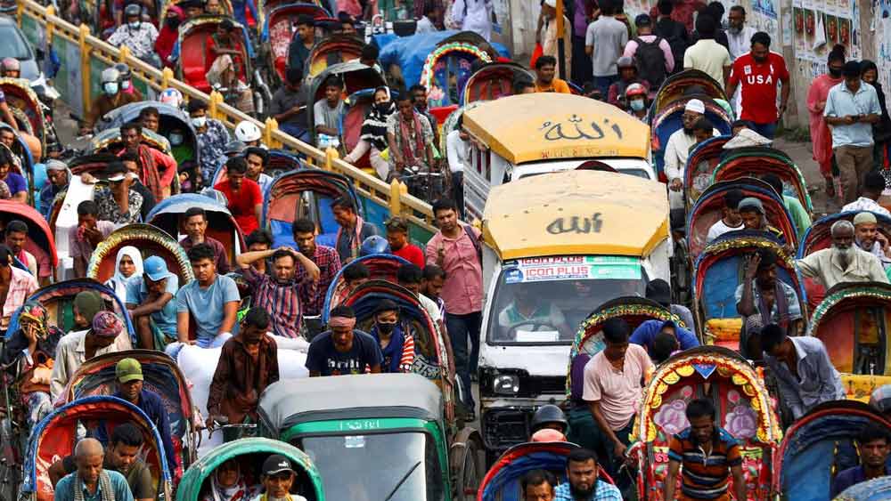 উত্তরা ও কমলাপুর স্টেশনে দীর্ঘ সময়ের জন্য যাত্রীরা নিজেদের ব্যক্তিগত গাড়ি পার্ক করার সুযোগ পাবেন। এ জন্য অবশ্য নির্ধারিত হারে যাত্রীদের টাকা দিতে হবে। 