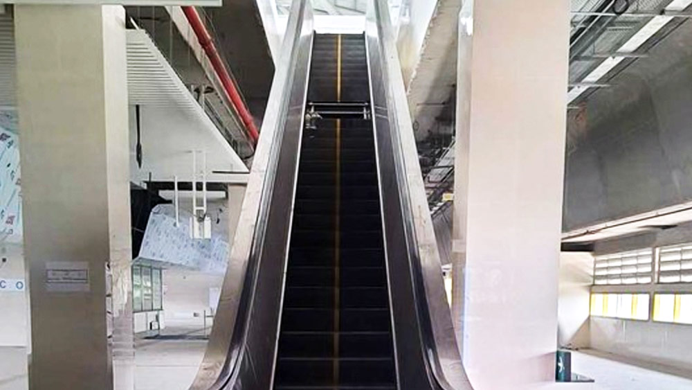 মেট্রোর প্রতিটি স্টেশনে ওঠা-নামার জন্য তিন ধরনের ব্যবস্থা রয়েছে। লিফট, চলমান সিঁড়ি ও সিঁড়ি। 