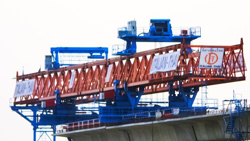 মেট্রোরেল পরিচালনার জন্য চালক, স্টেশন নিয়ন্ত্রক-সহ বিভিন্ন পদে নিয়োগ হয়েছে। তাঁদের প্রশিক্ষণ দেওয়া হচ্ছে। 