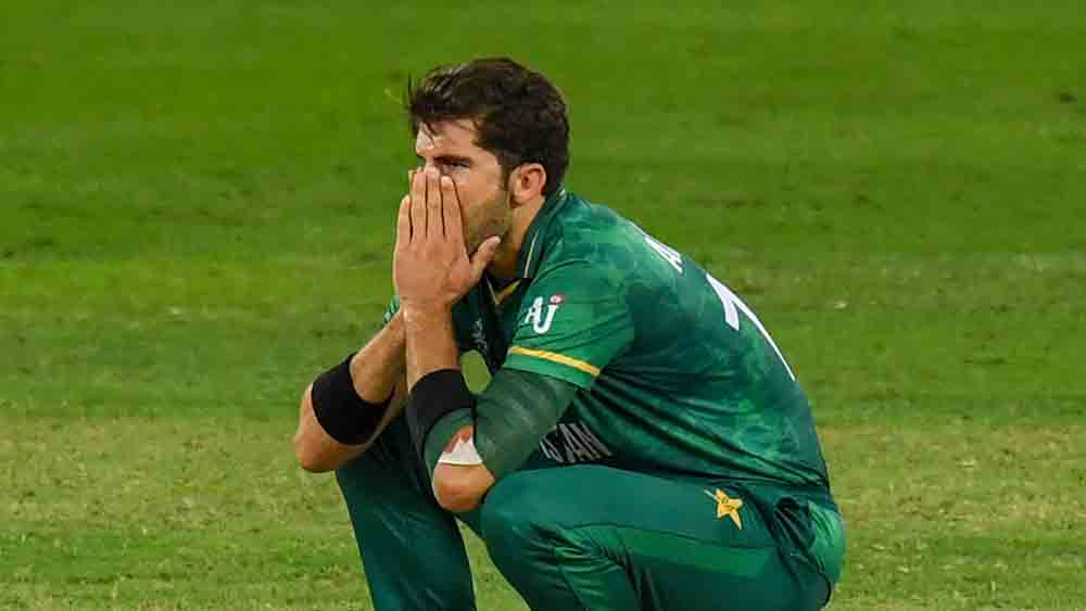 এশিয়া কাপে শাহিন শাহ আফ্রিদি নেই। যে পাক পেসার গত টি-টোয়েন্টি বিশ্বকাপে একাই শেষ করে দিয়েছিলেন ভারতকে, সেই পেসারই খেলতে পারবেন না এ বারের এশিয়া কাপে। পাকিস্তানের জন্য এটা নিঃসন্দেহে বড় ধাক্কা। পাকিস্তানের প্রধান লক্ষ্য এমন পেসার খুঁজে বার করা যিনি আফ্রিদির অভাব ঢাকতে পারবেন।