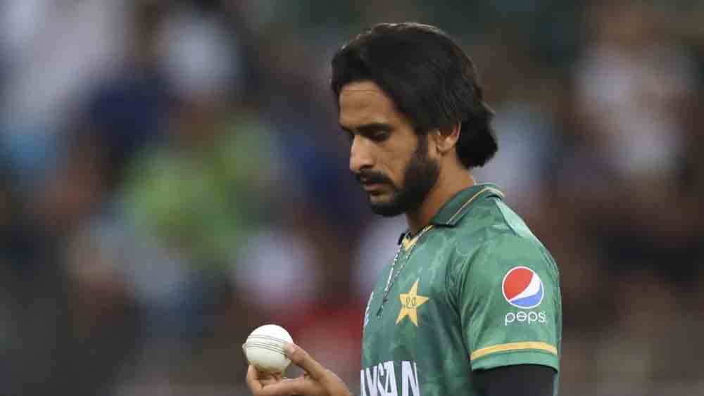 আফ্রিদির বদলি হিসাবে এশিয়া কাপের দলে আনা হতে পারে হাসান আলিকে। অভিজ্ঞ পাক পেসারকে বাদ দিয়ে এশিয়া কাপের দল ঘোষণা করেছে পাকিস্তান। আন্তর্জাতিক ক্রিকেটে হাসানের অভিজ্ঞতা কাজে লাগাতে পারেন নির্বাচকরা।