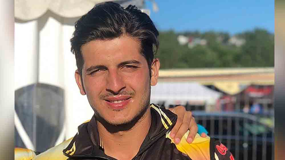 আফ্রিদির বদলে কোনও বাঁহাতি পেসারকে দলে নিতে হলে নির্বাচকদের পছন্দের তালিকায় থাকতে পারেন মির হামজা। বাবর আজমের দলের বিরুদ্ধে একটি অনুশীলন ম্যাচ খেলেছিলেন তিনি। নির্বাচকদের নজরে যে এই পেসার রয়েছেন তা বলাই যায়। বাঁহাতি পেসারের বদলে এক জন বাঁহাতি পেসার হিসাবে হামজা জায়গা করে নিতেই পারেন।