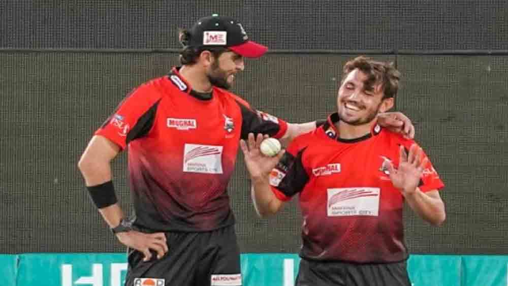 আন্তর্জাতিক মঞ্চে এখনও অভিষেক হয়নি জামানের। এশিয়া কাপের মতো প্রতিযোগিতায় এমন অনভিজ্ঞ পেসারকে কি নিতে পারে পাকিস্তান? অচেনা পেসার এখনও পর্যন্ত ১৮টি টি-টোয়েন্টি ম্যাচ খেলেছেন। নিয়েছেন ২৪টি উইকেট।