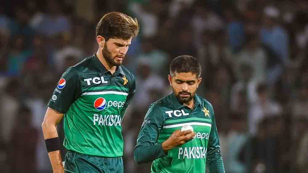 আরও একটি সম্ভাবনা উড়িয়ে দেওয়া যাচ্ছে না। এ বারের এশিয়া কাপ হবে সংযুক্ত আরব আমিরশাহিতে। দুবাই, শারজাহর পিচ স্পিন সহায়ক। সেখানে বাঁহাতি পেসার আফ্রিদির বদলে আরও এক স্পিনারকে দলে নিতে পারে পাকিস্তান।