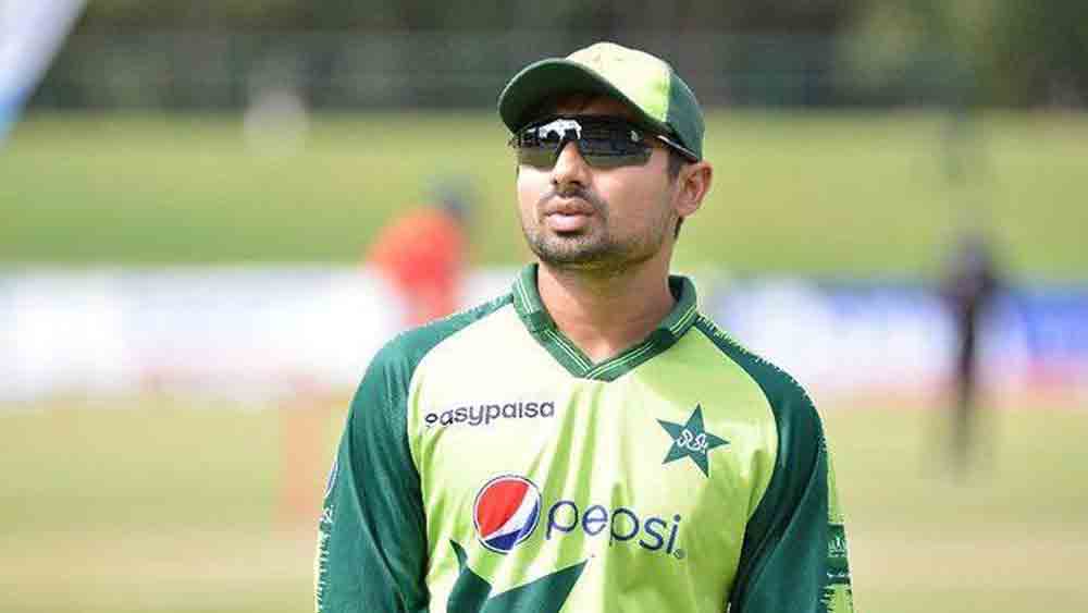 গত বছর পাকিস্তানের হয়ে চারটি ম্যাচ খেলেছিলেন আজিজ। দক্ষিণ আফ্রিকার বিরুদ্ধে দু’টি এক দিনের ম্যাচ খেলেছিলেন তিনি। কিন্তু কোনও উইকেট নিতে পারেননি। দু’টি টি-টোয়েন্টি ম্যাচ খেলার অভিজ্ঞতাও রয়েছে তাঁর। সেই দুই ম্যাচে দু’টি উইকেট নিয়েছিলেন আজিজ। এশিয়া কাপের দলে নেওয়া হবে তাঁকে?