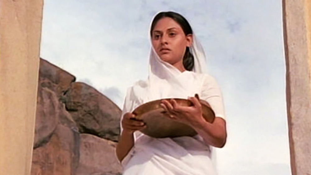 জরুরি অবস্থায় মুক্তি পাওয়া ছবি আদৌ বক্স অফিসে সাড়া ফেলবে কি না, তা নিয়ে সংশয়ে ছিলেন পরিচালক-প্রযোজকেরা। মুক্তির সময় কোনও অশান্তি হবে কি না, তা নিয়েও ভয়ে ছিলেন তাঁরা। তবুও, এমন রাজনৈতিক অস্থিরতার মধ্যেই ১৯৭৫ সালের ১৫ অগস্ট মুক্তি পায় ‘শোলে’।