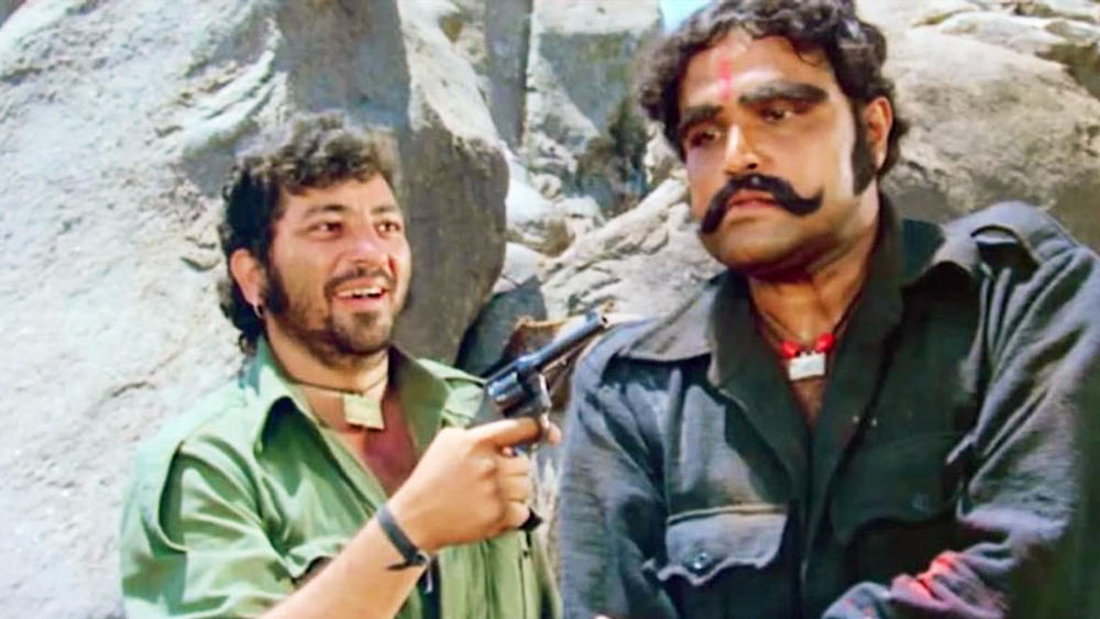 ‘শোলে’ ছবির চরিত্রগুলির মধ্যে সবচেয়ে বেশি নজর কাড়ে ‘গব্বর সিংহ’-এর চরিত্রটি। আমজাদ খান অভিনয় দক্ষতার পরিচয় দিয়ে বড়পর্দায় নিজের জায়গা করে নিয়েছিলেন। মূল গল্পের লেখক আমজাদের পরিবারকে আগে থেকে চিনতেন। আমজাদকে একটি থিয়েটারে অভিনয় করতে দেখে পছন্দ হলে তাঁর বন্ধু জাভেদ আখতারকেও ওই থিয়েটার দেখাতে নিয়ে যান তিনি।